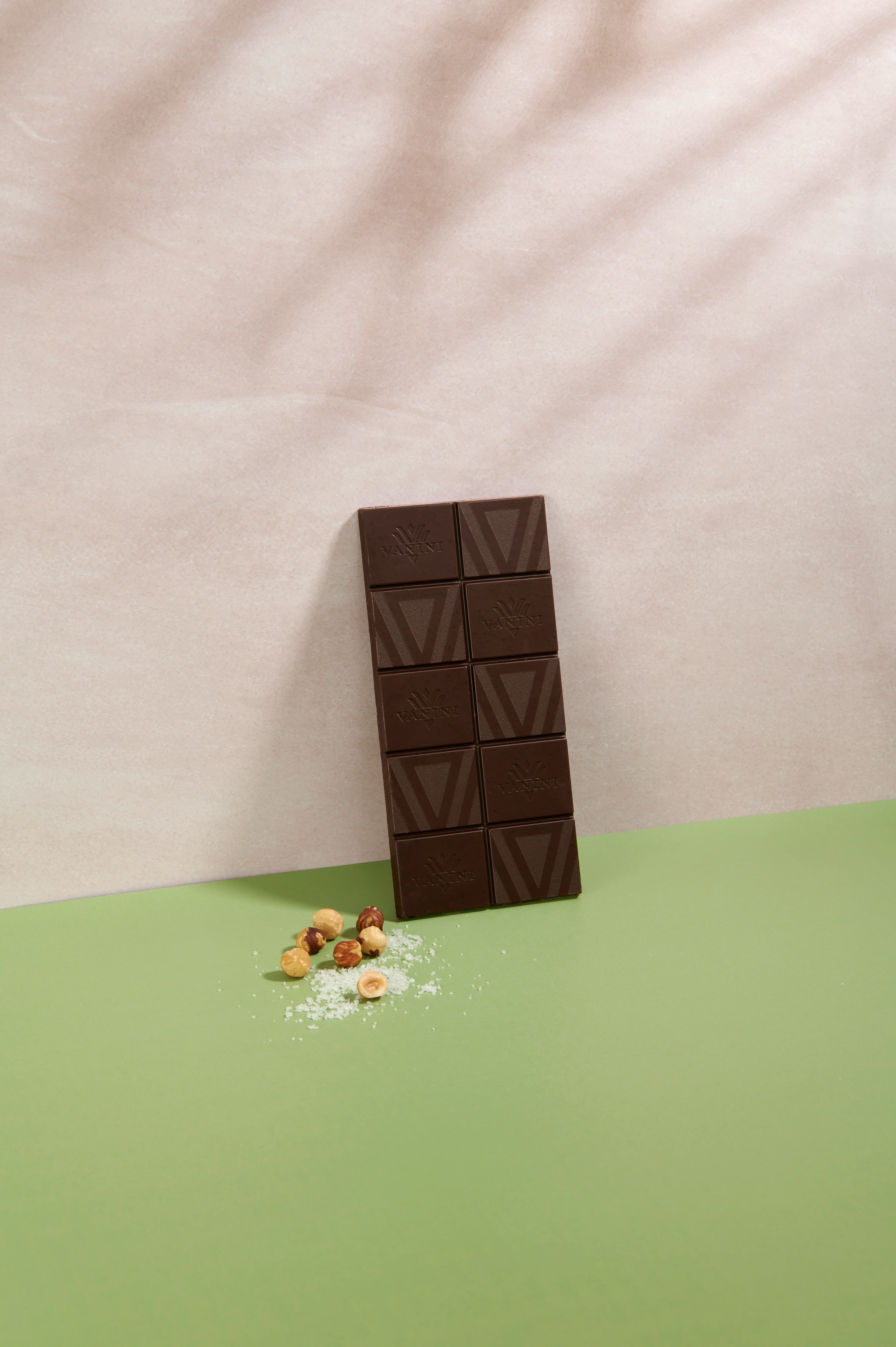 Tavoletta Vanini Monorigine Perù Fondente 62% con granella di nocciole, caramello e sale - Image 3